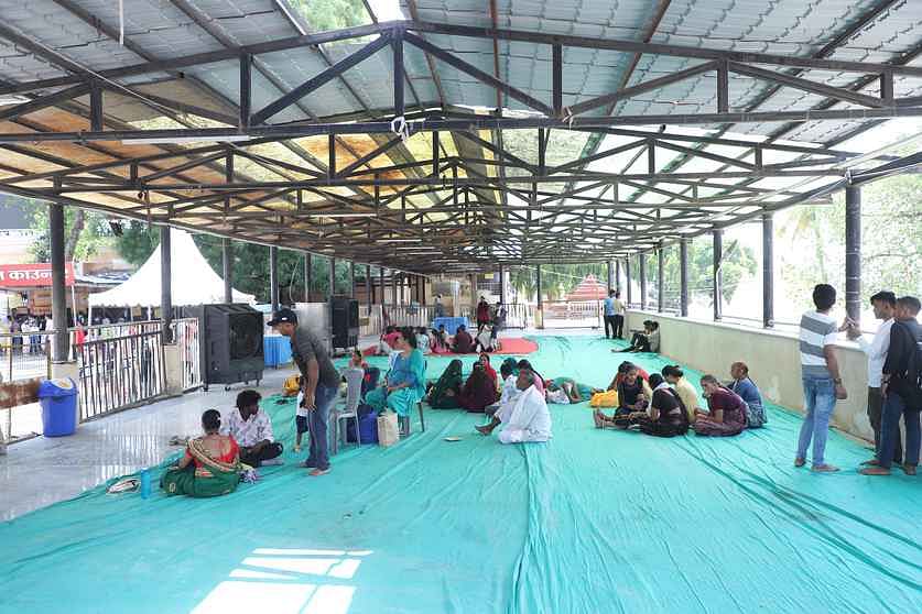 Ujjain News: भक्तों को गर्मी से बचाने की कवायद, महाकालेश्वर प्रबंध समिति ने की छाया-मेटिंग व कूलर की व्यवस्था